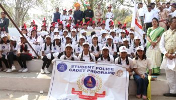 नाशिक शहर पोलीस आयुक्तालय अंतर्गत “स्टुडन्ट पोलीस कॅडेट” या उपक्रमांतर्गत २६ जानेवारी प्रजासत्ताक दिनानिमित्त पोलीस मुख्यालय, नाशिक शहर या ठिकाणी मनपा माध्यमिक विद्यालय अंबड गाव इयत्ता 8 व 9 वी च्या विद्यार्थ्यांनी उत्कृष्टरित्या पथसंचलन केले.