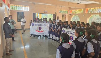 “स्टुडंट पोलीस कॅडेट” विद्यार्थ्यांची स्वातंत्र्यवीर सावरकर जन्मस्थान, भगूर व स्वातंत्र्यवीर सावरकर प्रथम शाळेत शिकले त्या शाळेला भेट .🌷आज दि .८ फेब्रुवारी २०२५ रोजी आदरणीय मा श्री संदिप कर्णिक, पोलीस आयुक्त, नाशिक शहर मा .श्री चंद्रकांत खांडवी, पोलीस उपायुक्त, नाशिक शहर यांचे मार्गदर्शनाने “स्टुडंट पोलीस कॅडेट ” उपक्रमांतर्गत मनपा माध्यमिक विद्यालय, अंबडगाव येथील 60 विद्यार्थी यांना शासकीय वाहनाने स्वातंत्र्यवीर सावरकर जन्मस्थान, भगूर येथे भेट देण्यात आली . वाड्याची माहिती, वाड्याच्या परिसर याची माहिती श्री विजय कुवर यांनी दिली. स्वातंत्र्यवीर सावरकरांची प्रथम शाळा,जिल्हा परिषद प्राथमिक शाळा, भगुर येथे भेट दिली. शाळेचे महत्व जाणून घेतले .तसेच शाळेत अनेक विद्याथी घडले मोठ्या पदावर माजी विद्यार्थ्यांचा इतिहास समजून घेतला . स्वातंत्र्यवीर सावरकर यांचे कार्य, विद्यार्थी कसा असावा शिक्षणाचे महत्व भावी पिढी आदर्श नागरिक असावी असे संस्कार देणारा स्तुत्य उपक्रम सन्मानीय पोलीस आयुक्त नाशिक शहर यांचे संकल्पनेतून राबवला जातो .याचे नाशिककरांना कौतुकास्पद आहे. तसेच राम मंदिर परिसरात भेट देण्यात आली. तेथील पुजारी यांनी भगूर गावाचा इतिहास गावाचे नाव कसे पडले व प्रभू श्रीरामचंद्र यांचे वास्तव्य याबाबत सखोल माहिती दिली. शाळेचे शिक्षक श्री .संजय वाघ सर . श्रीमती सोनाली साळवे .मॅडम केंद्र प्रमुख श्री राठोड सर, श्री .जितेंद्र मानकर सर, श्री टोपले सर,. श्री मनोजभाऊ कुवर, स्वातंत्र्यवीर सावरकर प्रतिष्ठान, श्री.आकाश पुजारी तसेच श्री.अमित कस्तुरे, युनायटेड वे फाउंडेशन, नाशिक शाळेचे शिक्षक आदी मान्यवर उपस्थित होते .