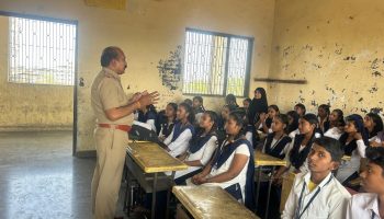 THANE CITY POLICE :-========दिनांक – ११/०२/२०२५ रोजी student police cadet , programme अंतर्गत नारपोली हिंदी माध्यमिक शाळा, भिवंडी जिल्हा ठाणे येथील इ. 8 वी, 9 वी . चे SPC विद्यार्थ्यांना वडीलधाऱ्यांचा आदर करणे या विषयावर श्रेणी पो उप नि आर एम पाटील यांनी लेक्चर दिले तसेच पीटी परेड चे बाह्य वर्ग प्रशिक्षण दिले.