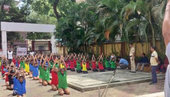 मुंबई पोलीस दि २१-०६-२०१५ रोजी जागतिक योग दिवस SPC विदयार्थ्यांसोबत साजरा करताना.